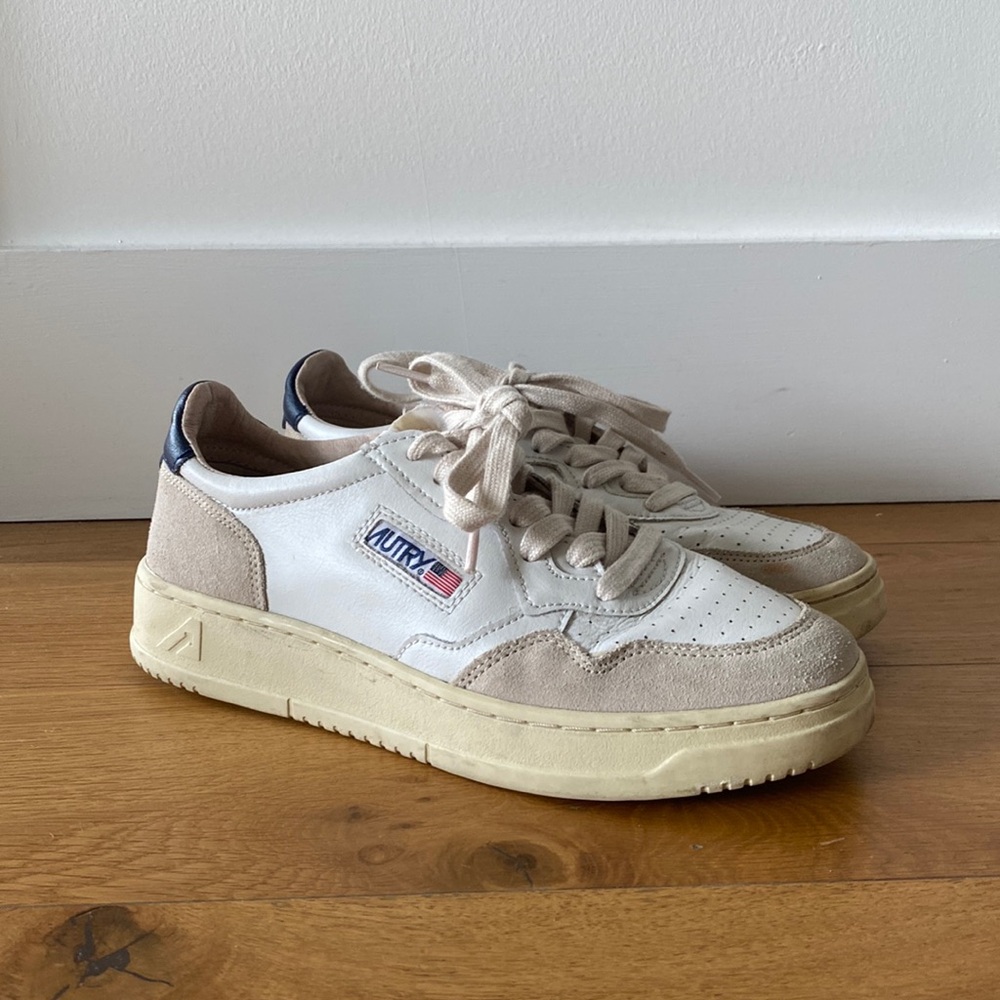White leather AUTRY sneakers with navy detail